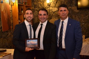 A.E. Mario CANTARELLA premiato col Premio presidenza AE OTS da Luciano NICOLOSI, responsabile corso arbitri AIA Catania