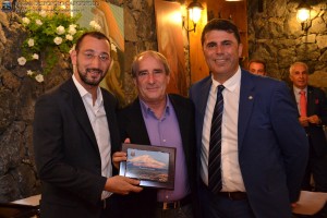 A.E. C5 Marco MUSUMECI premiato col Premio presidenza AE C5 da Carmelo PERGOLIZZI, delegato provinciale FIGC Catania