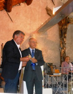 Consoli dà dono a fondatore comunità Aldo Bertelle